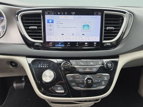 Used 2023 Chrysler Pacifica Touring-L FWD image 32