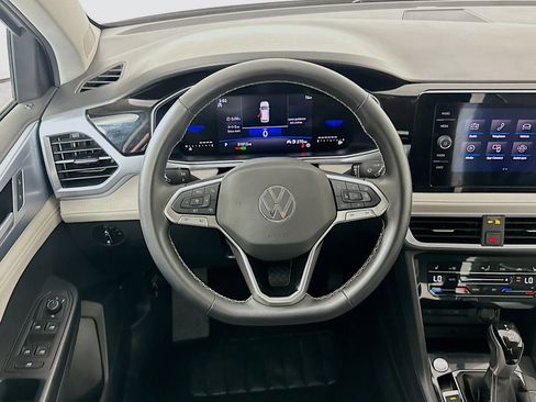 Used 2025 Volkswagen Taos SE FWD image 18