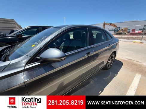 Used 2025 Volkswagen Jetta SE FWD image 6
