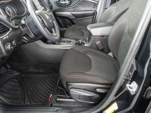 Used 2019 Jeep Cherokee Latitude w/ Popular Appearance Group image 10