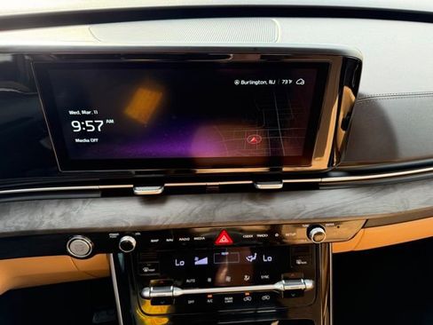 Used 2024 Kia Carnival EX image 21