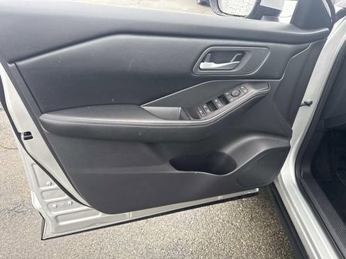 Used 2025 Nissan Rogue SV AWD/4WD image 17