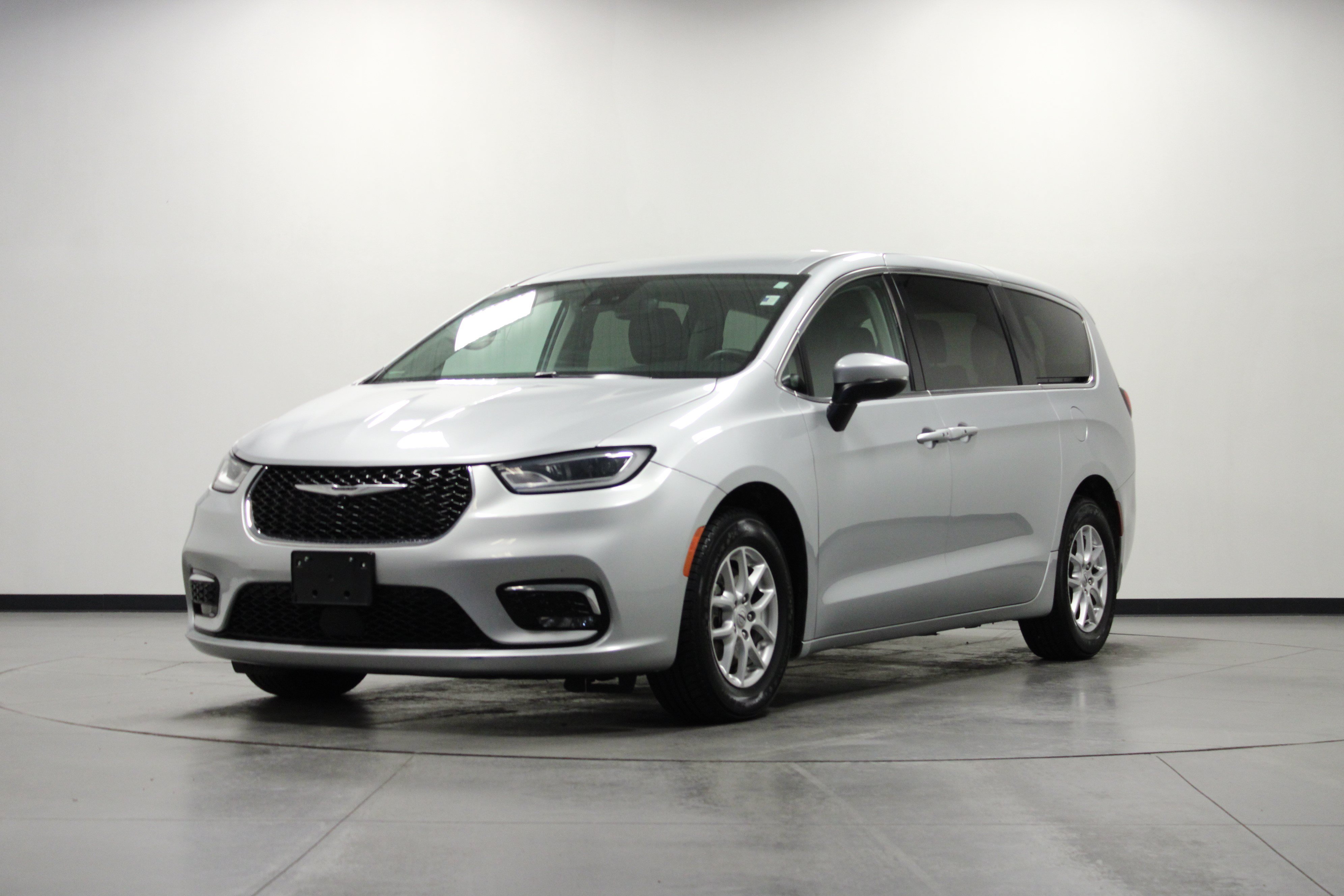Used 2023 Chrysler Pacifica Touring-L FWD image 8