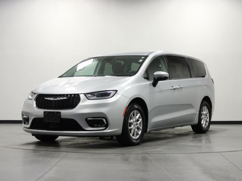 Used 2023 Chrysler Pacifica Touring-L FWD image 8