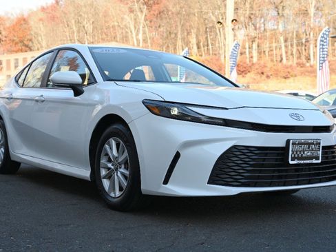 Used 2025 Toyota Camry LE image 8
