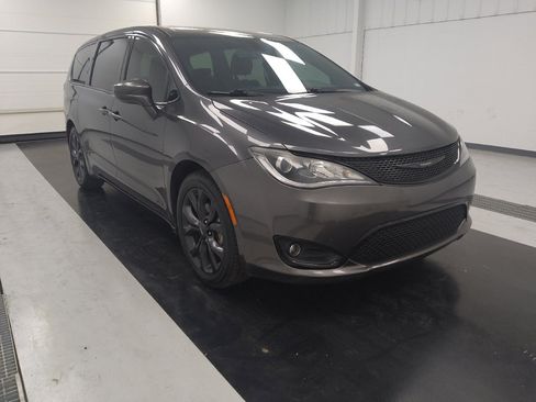 Used 2020 Chrysler Pacifica Touring w/ S Appearance Package FWD image 13