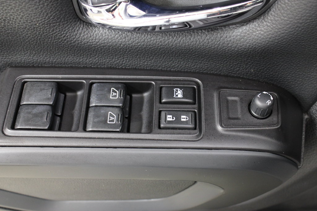 Used 2019 Nissan Titan SV w/ SV Convenience Package AWD/4WD image 18