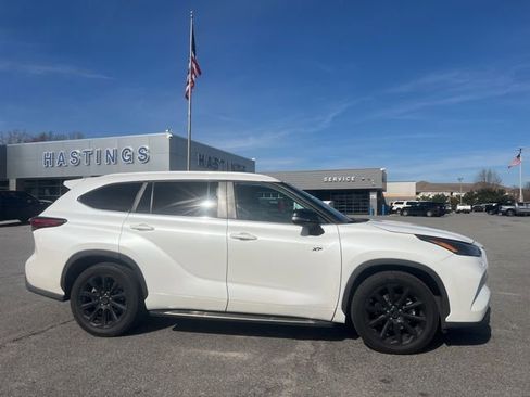 Used 2023 Toyota Highlander XLE image 8