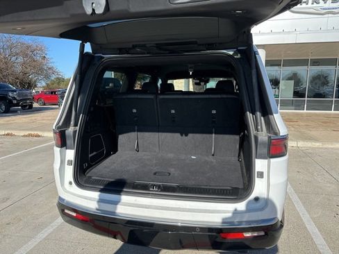 Used 2023 Jeep Wagoneer 4WD image 12