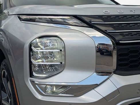 Used 2024 Mitsubishi Outlander SE image 9