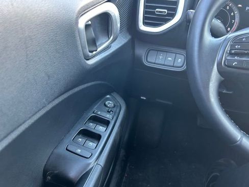 Used 2021 Hyundai Venue SEL image 17