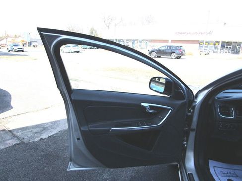 Used 2015 Volvo V60 T5 Cross Country w/ Convenience Package image 32