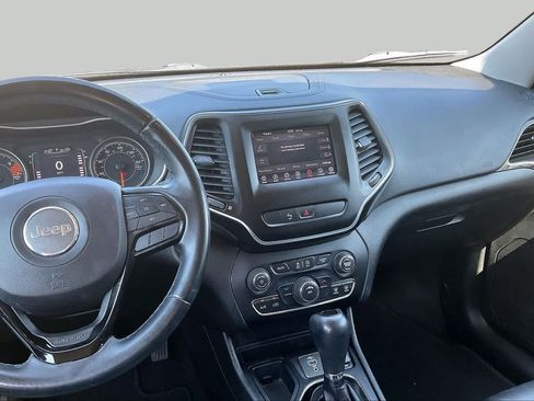 Used 2019 Jeep Cherokee Latitude Plus FWD image 7