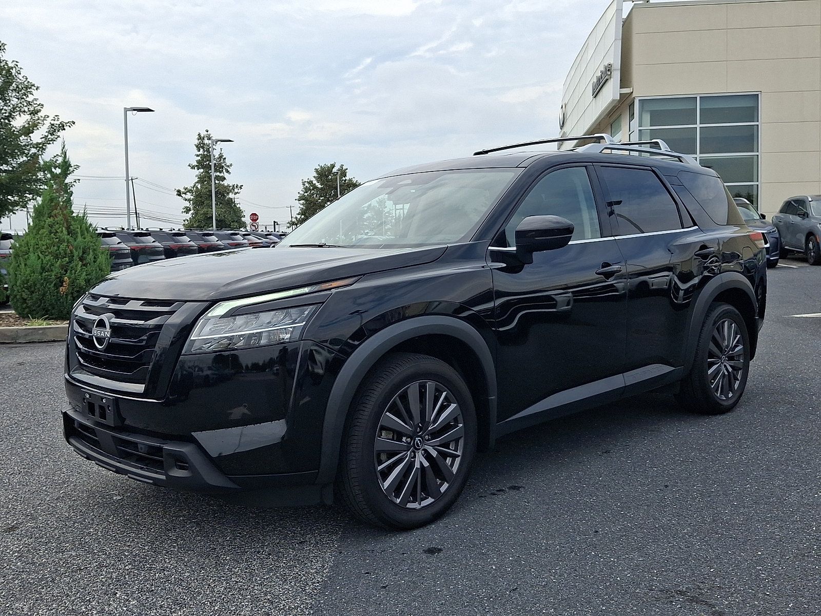 Used 2024 Nissan Pathfinder SL w/ SL Premium Package AWD/4WD image 3