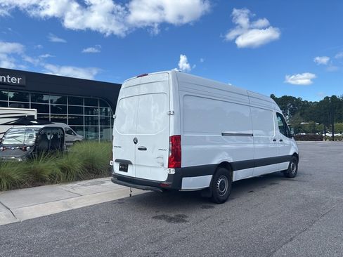 Used 2024 Mercedes-Benz Sprinter 2500 image 3