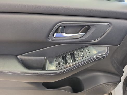 Used 2024 Nissan Rogue SV AWD/4WD image 16