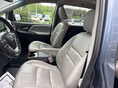 Used 2017 Toyota Sienna Limited AWD/4WD image 28