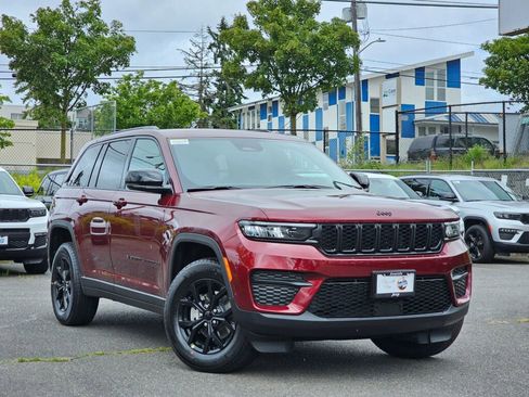 New 2025 Jeep Grand Cherokee Altitude image 3
