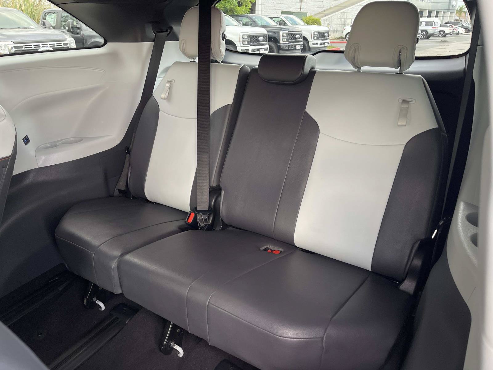 Used 2023 Toyota Sienna XSE FWD image 14