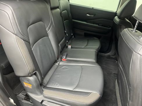 Used 2025 Nissan Pathfinder SL FWD image 23