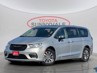 Used 2023 Chrysler Pacifica Limited video 1