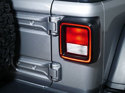 Used 2021 Jeep Wrangler Rubicon w/ Cold Weather Group image 17