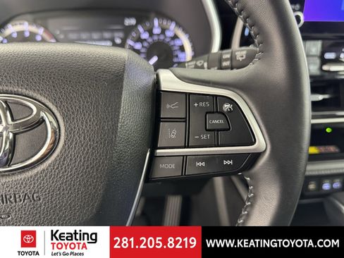 Used 2025 Toyota Highlander XLE image 28