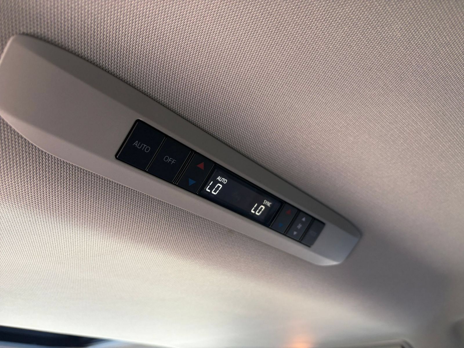 Used 2025 Toyota Sienna XLE FWD image 24