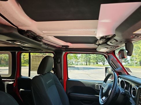 Used 2018 Jeep Wrangler Unlimited Sahara AWD/4WD image 12