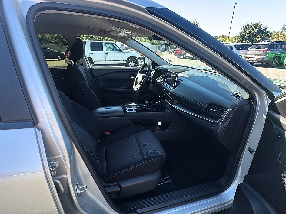 Certified 2025 Nissan Rogue SV AWD/4WD image 32