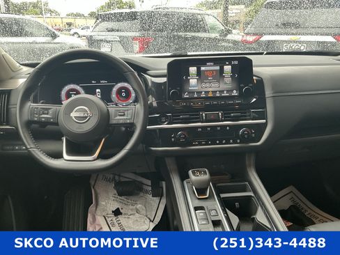 Used 2025 Nissan Pathfinder Platinum FWD image 15