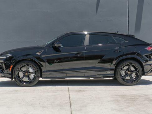 Used 2026 Lamborghini Urus SE AWD/4WD image 2