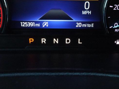 Used 2022 Ford Explorer XLT image 3