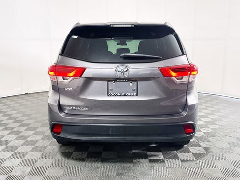 Used 2019 Toyota Highlander LE FWD image 4