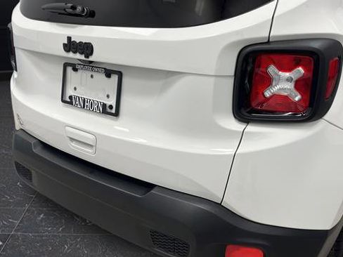 Used 2018 Jeep Renegade Altitude FWD image 34
