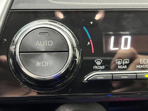 Used 2022 Toyota Venza LE AWD/4WD image 5