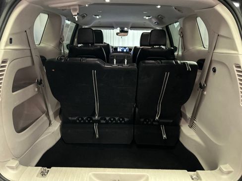 Used 2023 Chrysler Pacifica Touring-L FWD image 25