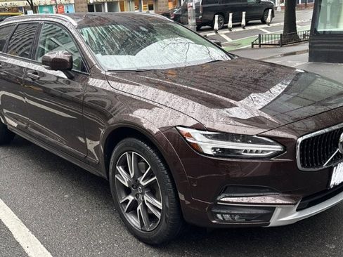 Used 2017 Volvo V90 T6 Cross Country image 1