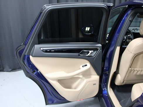 Certified 2025 Porsche Macan image 18
