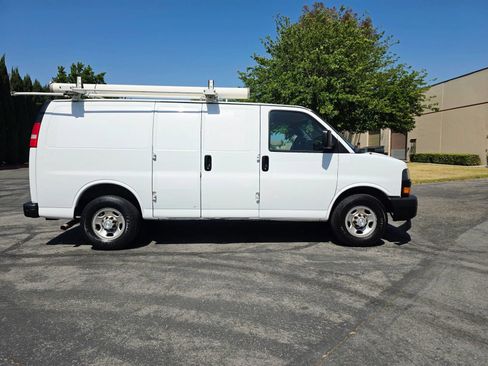 Used 2018 Chevrolet Express 2500 w/ Driver Convenience Package RWD image 4