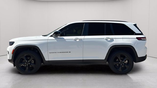 Used 2023 Jeep Grand Cherokee Altitude AWD/4WD image 9