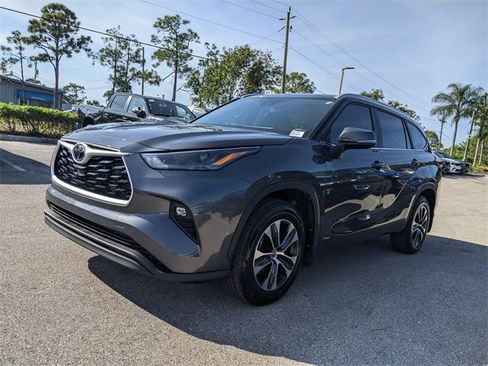 Used 2025 Toyota Highlander XLE image 6