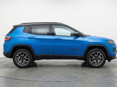 Used 2025 Jeep Compass Trailhawk AWD/4WD image 11