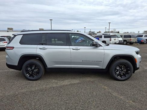 New 2025 Jeep Grand Cherokee L Altitude image 9