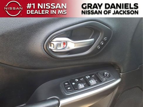 Used 2020 Jeep Cherokee Limited FWD image 12