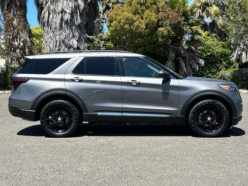Certified 2023 Ford Explorer XLT w/ Equipment Group 202A AWD/4WD image 2