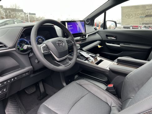 New 2026 Toyota Sienna Platinum image 9