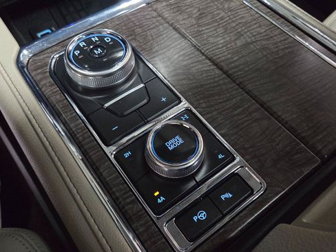 Used 2018 Ford Expedition Limited w/ Equipment Group 301A AWD/4WD image 31