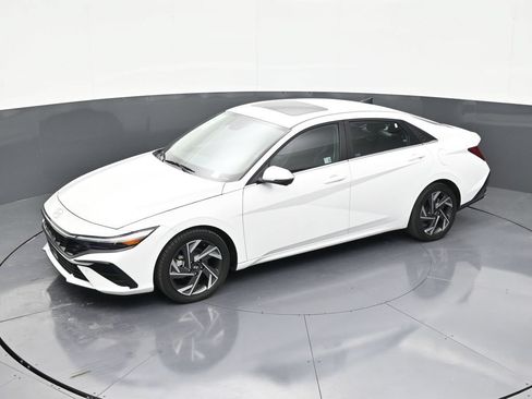 Used 2024 Hyundai Elantra Limited FWD image 13