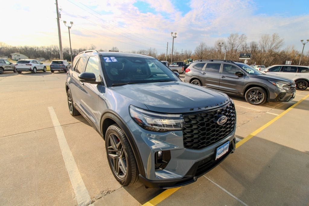 Used 2025 Ford Explorer ST-Line w/ ST-Line Street Pack AWD/4WD image 2
